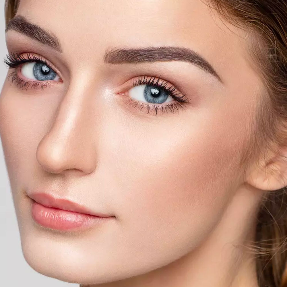 Entretien sourcils + teinture au henné végétal.